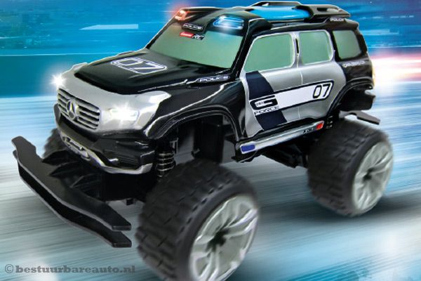 Met sirene, verlichting en een topsnelheid van 18 km/u.