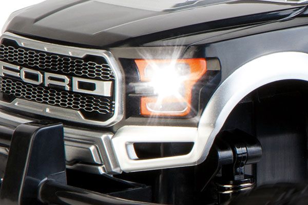 Voorzien van koplampen.